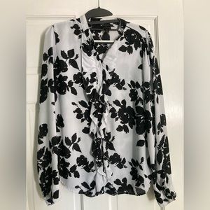 Worthington M black + white floral ruffled front long sleeve blouse top